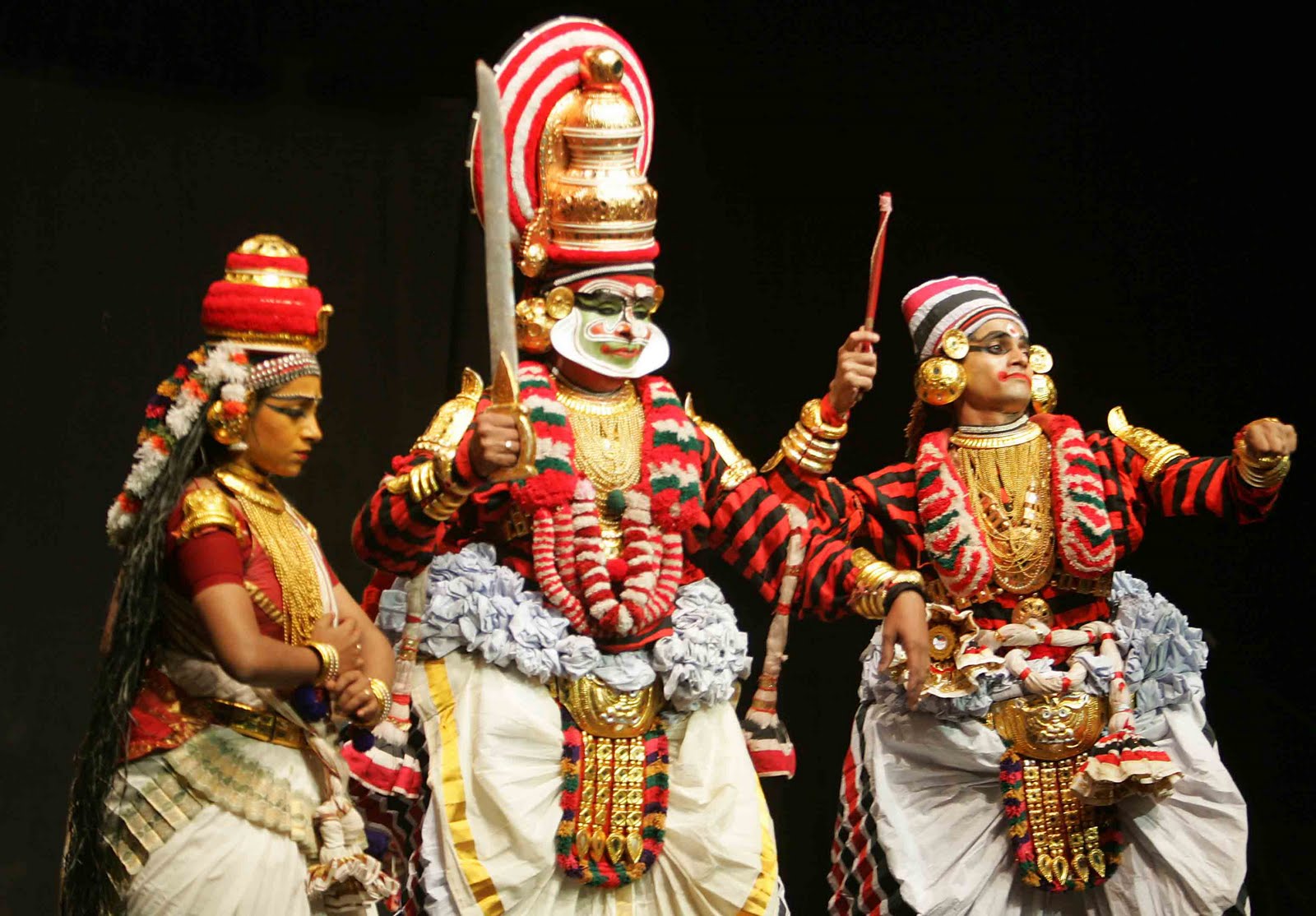 https://d3r8gwkgo0io6y.cloudfront.net/upload/kathakali dance2.jpg
